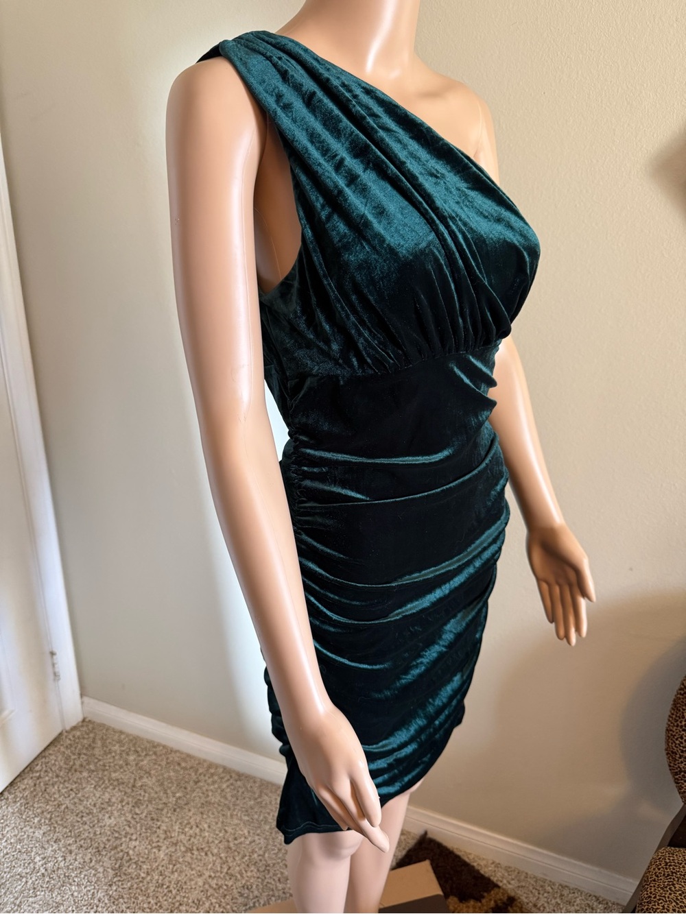 One-Shoulder Dark Green Velvet Ruched Cocktail Dress